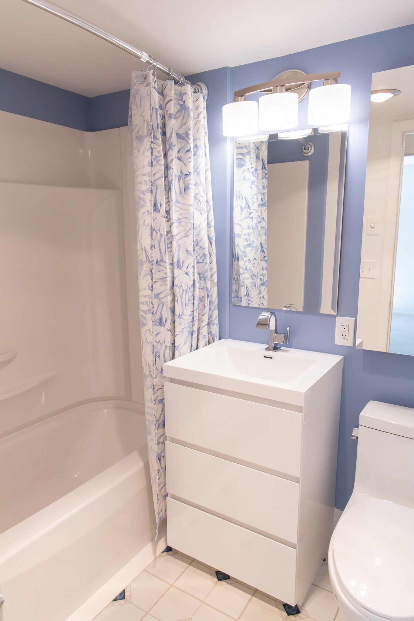 Second full bathroom with tub/shower - 511 1st St N