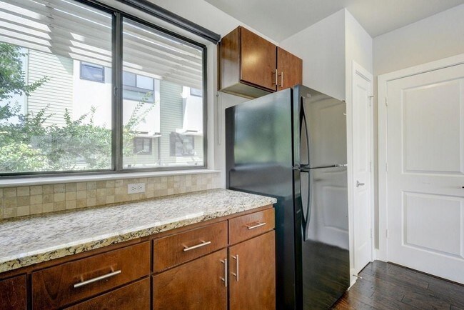 Building Photo - 304 W Alpine Rd