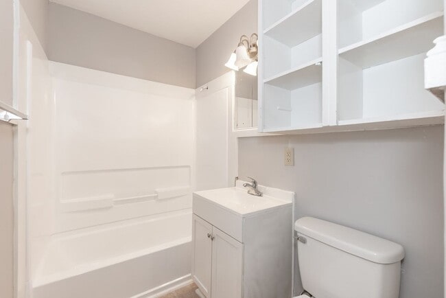 Building Photo - Two Bedroom Home!