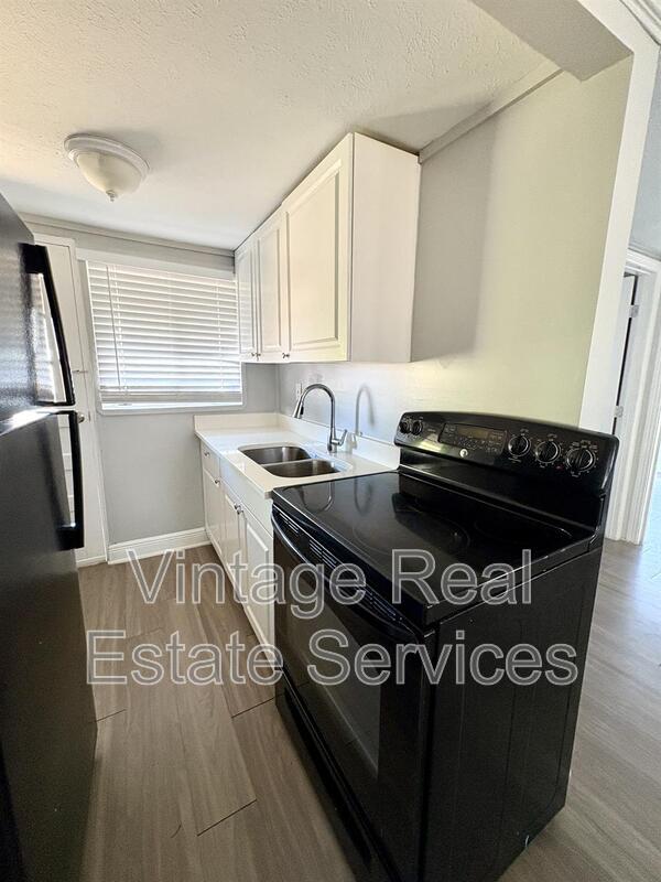 Building Photo - 4611 N Hubert Ave