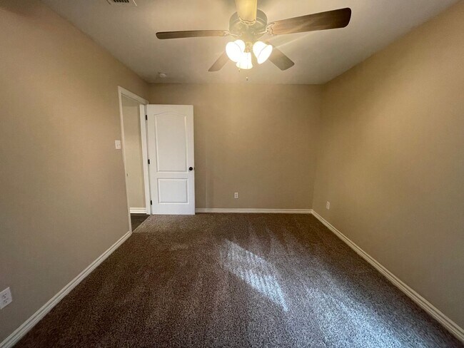 Building Photo - | 3BR/2.5BA Townhome | 18' Ceilings | Granite | Garage | Lawn Care Incl | Benbrook TX 76116