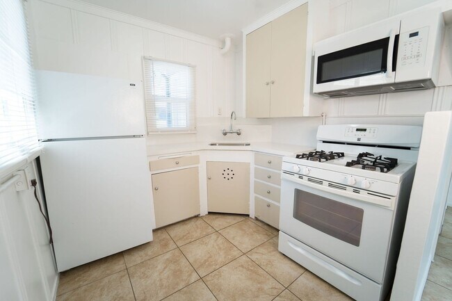 Building Photo - 4653-4655 Utah St.