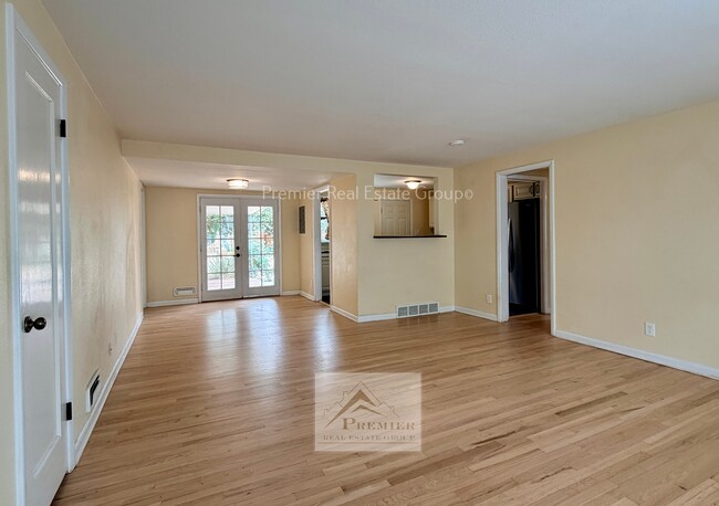 Building Photo - 2140 Robin Dr
