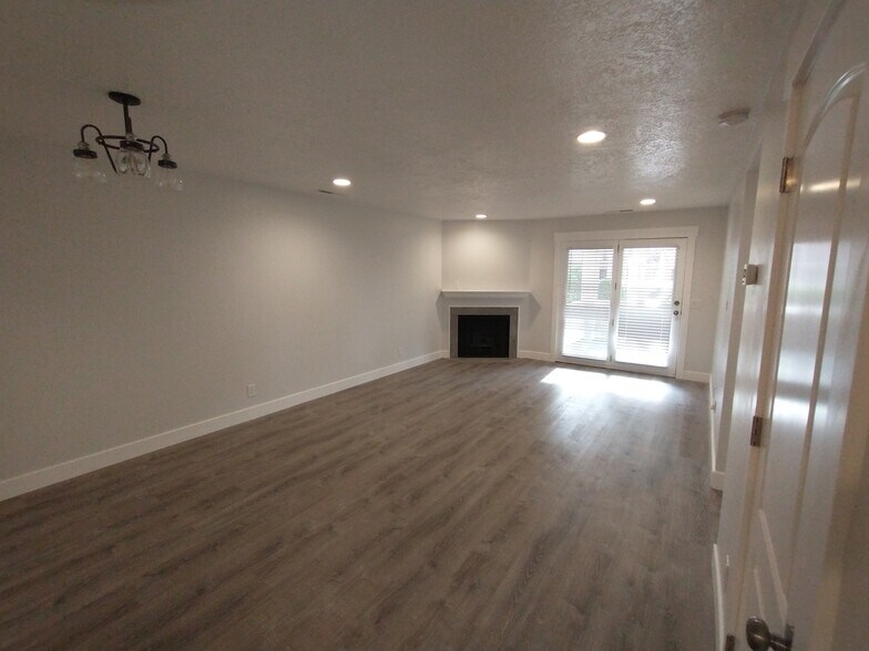 Building Photo - 275 S Valley View Dr
