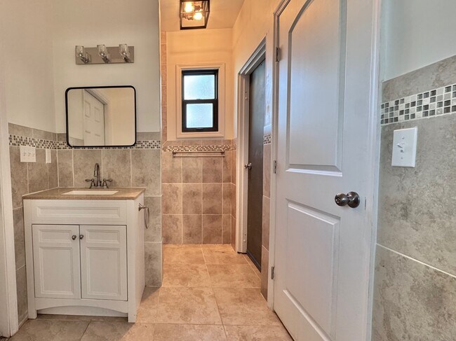 Building Photo - 436 N Grandview Ave