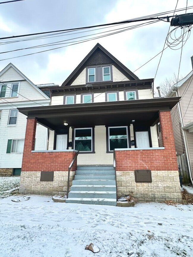 Building Photo - Completely Updated 3 Bed, 1 Bath Unit in Pitcairn - Available Immediately!