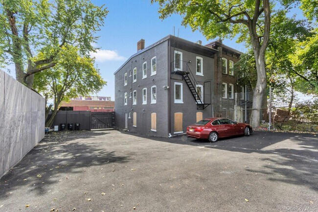 Building Photo - 70 Van Ness St