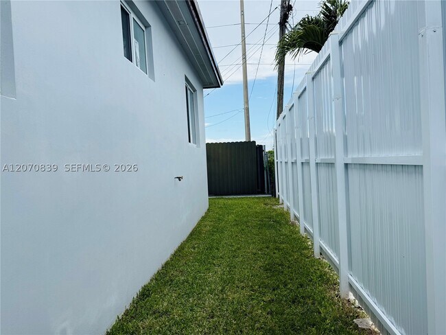 Building Photo - 1221 SW 76th Ct
