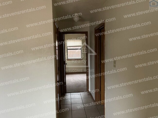 Building Photo - 1912 SW D Ave