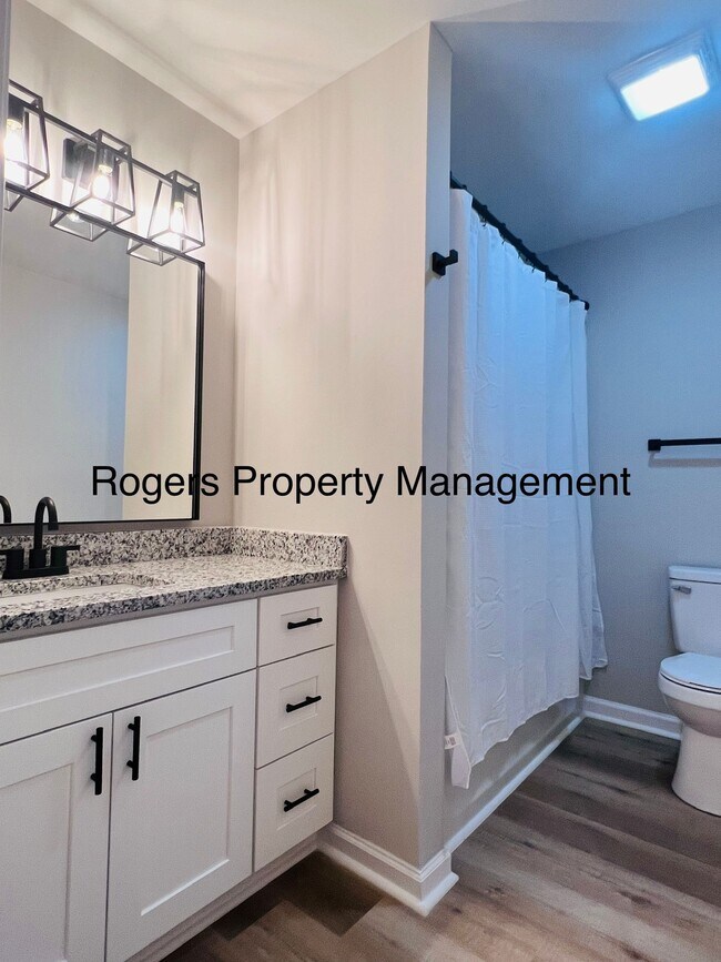 Building Photo - Renovated Apartment - Comfy and Convenient