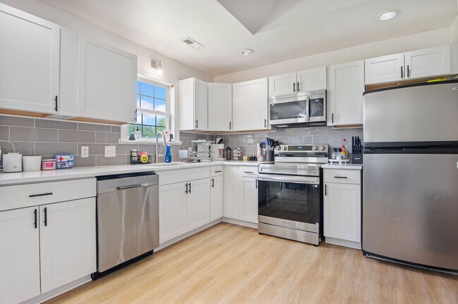 Building Photo - 202 Weeping Hollow Ct