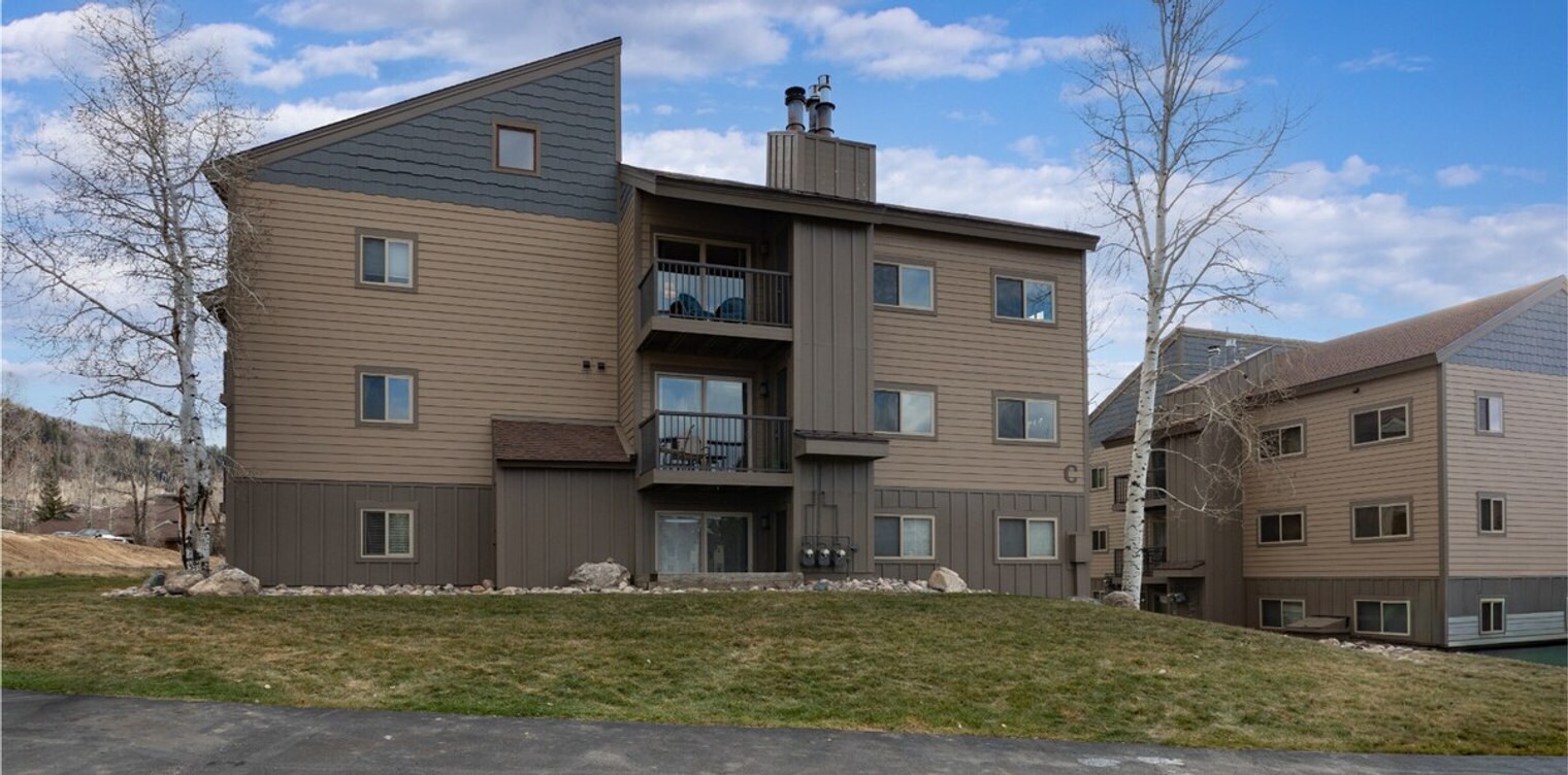 Building Photo - 3005 Village Dr
