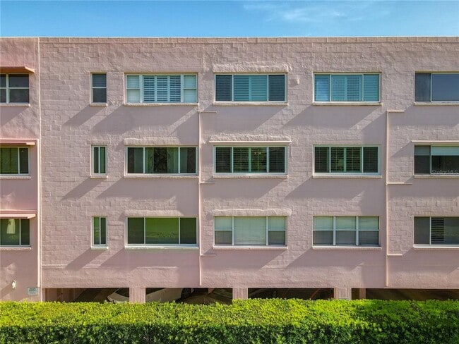 Building Photo - 640 N Park Ave