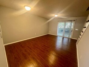 Building Photo - 2 Bedroom 1.5 Bath Townhouse