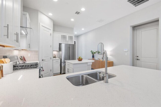 Building Photo - 4323 Spicewood Springs Rd