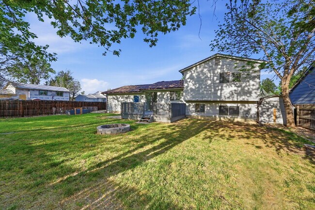 Building Photo - 2,595.95-  3 Bed, 1.5 Bath Home In Longmont with Great Backyard and In Unit Laundry!