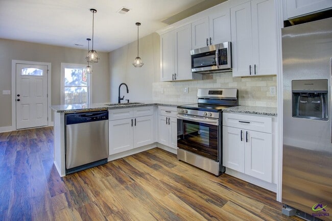 Building Photo - 523 E Chappell St