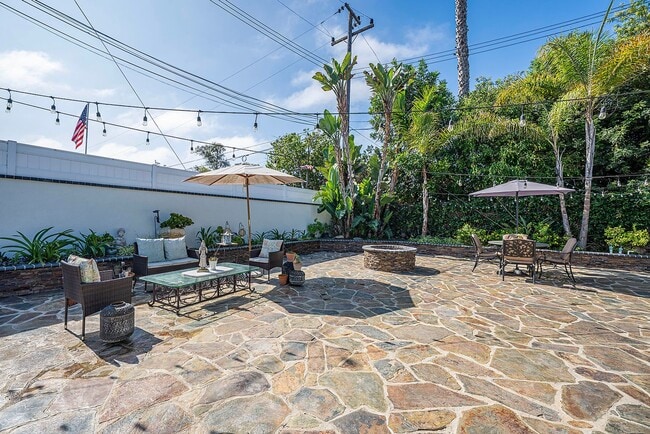 Building Photo - Fully Furnished 3 Bed 2.5 Bath Single Fami...