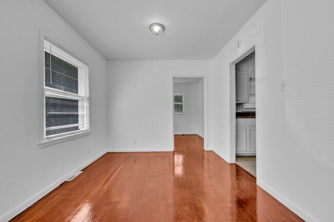 Building Photo - 204 3rd Ave