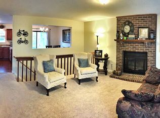 Building Photo - "Spacious 4-Bedroom Aurora Gem with Cozy Fireplace and 3 Full Baths!"