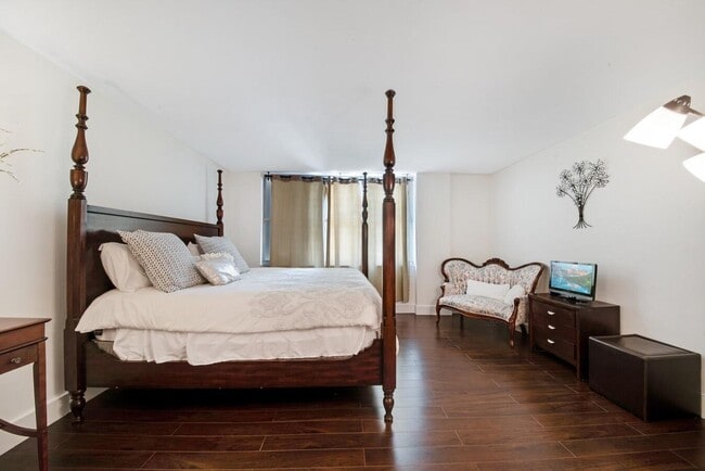 Building Photo - 1147 Hillsboro Mile