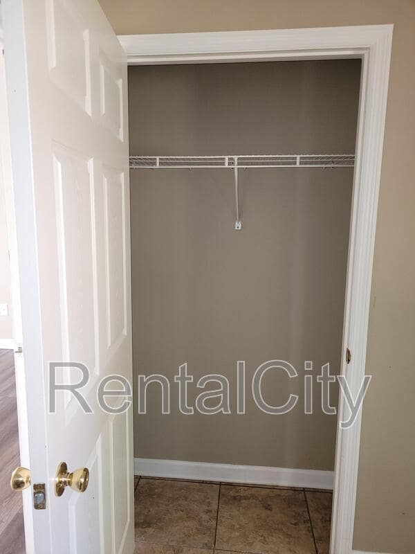 Building Photo - 2711 Hillside Dr