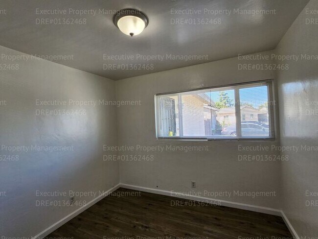 Building Photo - 4 bedroom/ 1 bathroom near schools, park, ...
