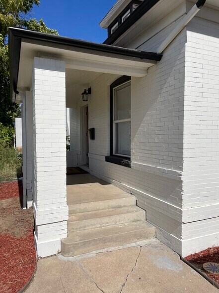 Front Porch - 3136 N Elizabeth St