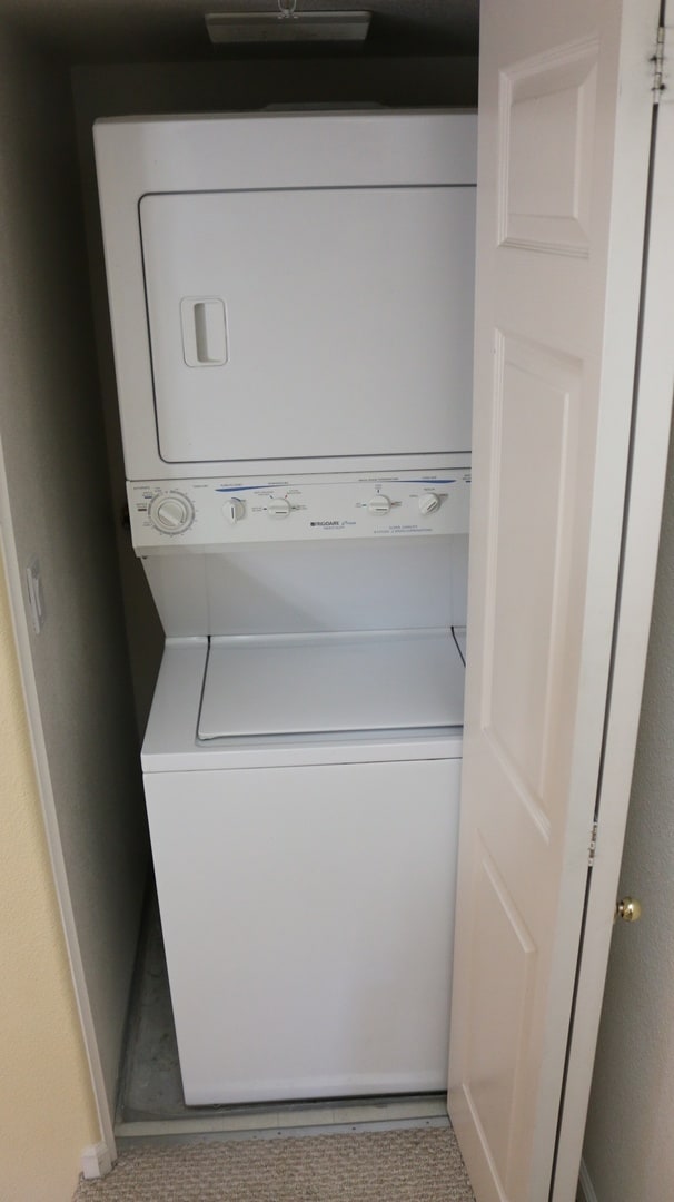 Building Photo - Excellent 2 Bed 2 Bath Town Home