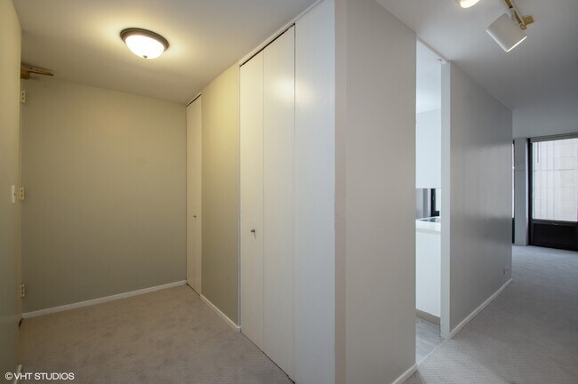 Building Photo - 100 E Walton Pl