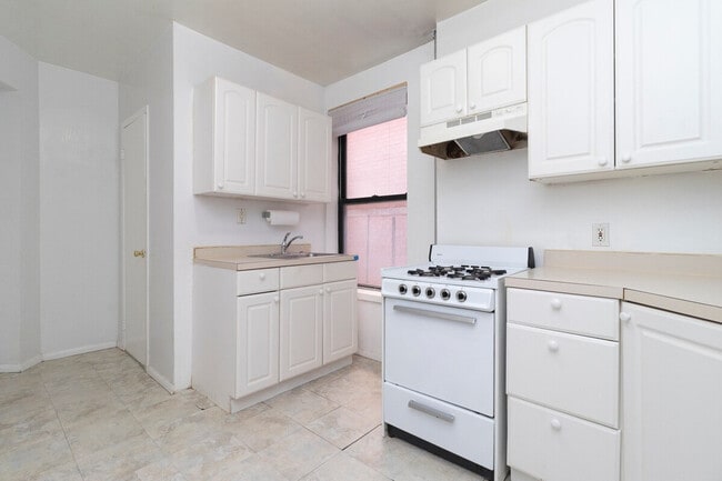 Building Photo - 215 B E 95th St