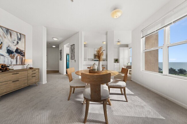 Building Photo - Epic REA - Top floor, Sweeping Views, 3 BR...