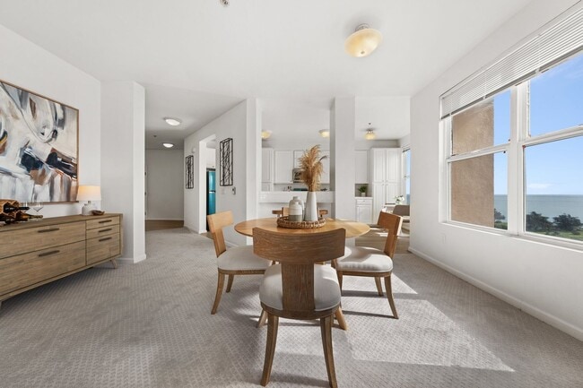 Building Photo - Epic REA – 3 parking spaces !!Top Floor Co...