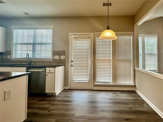 Building Photo - 697 Oracle Dr NE