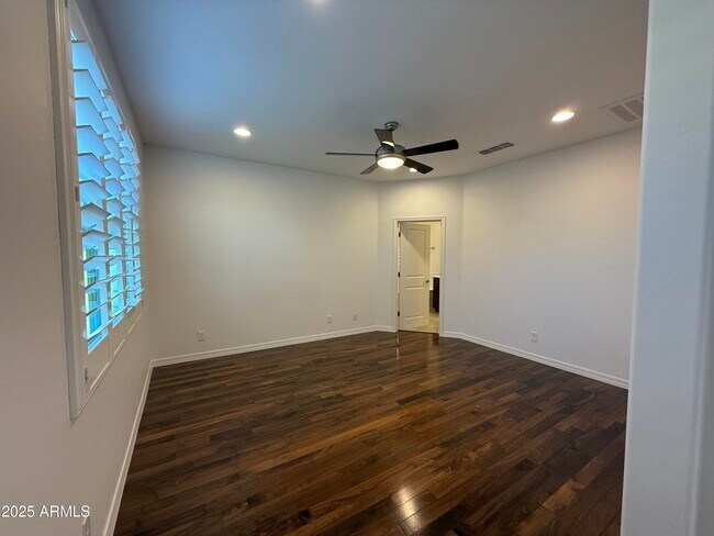 Building Photo - 126 E Chelsea Ln