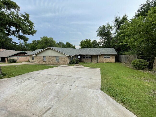 Building Photo - 407 N Carl St