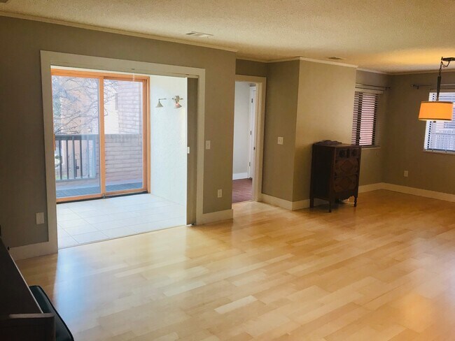 Building Photo - Updated 2 bed 2 bath Plus Office (Or Third...
