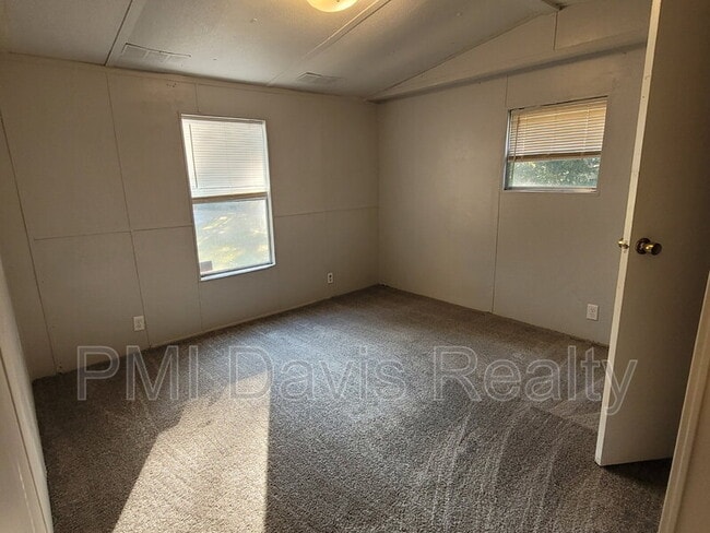 Building Photo - 4674 Mayflower St