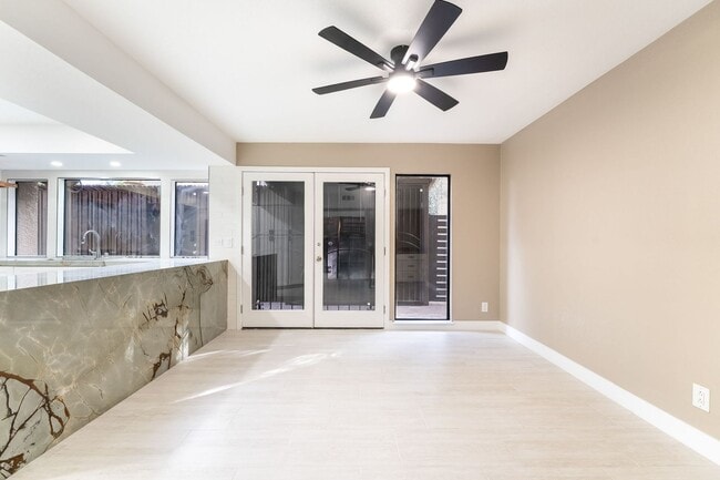 Building Photo - 968 Pinehurst Dr