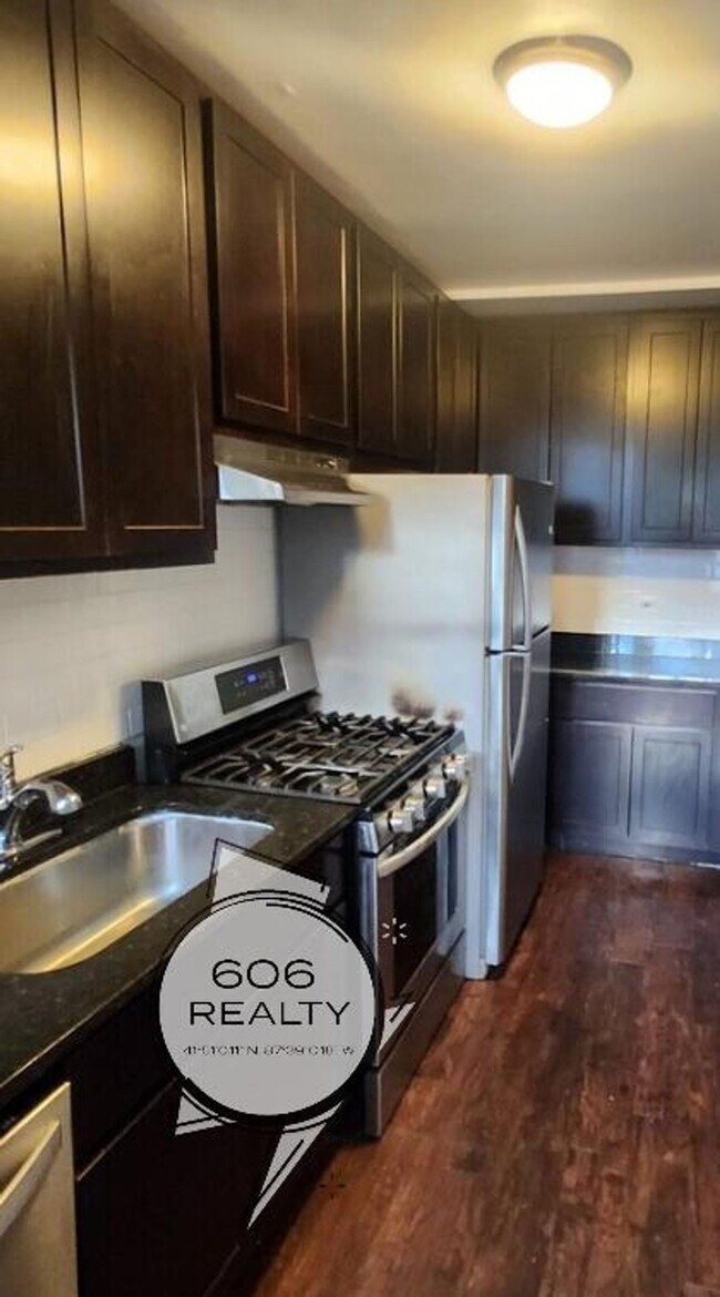 Building Photo - Rehabbed Units in Wonderful Oak Park!