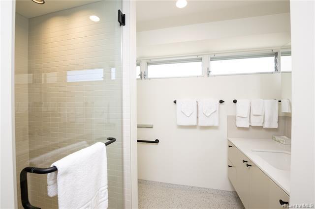 Building Photo - 2161 Kalia Rd