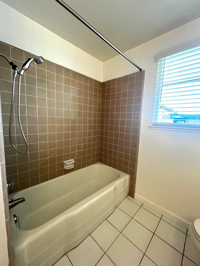 Building Photo - Spacious 4-bedroom, 2.5-bath Home Fountain Valley