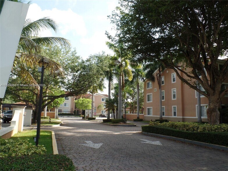 Building Photo - 6801 SW 44th St