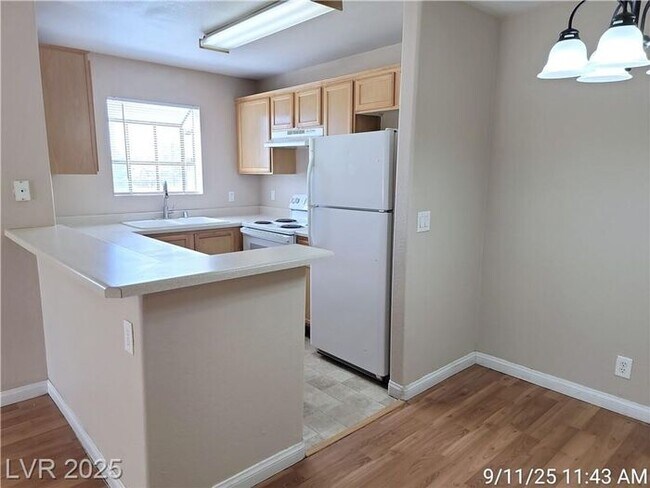 Building Photo - SE / SUNRISE MANOR 2ND FLOOR UNIT IN GATED...