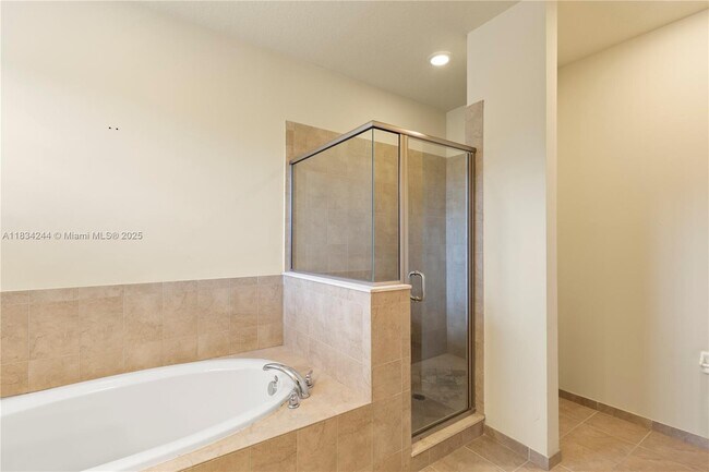 Building Photo - 9600 Town Parc Cir N