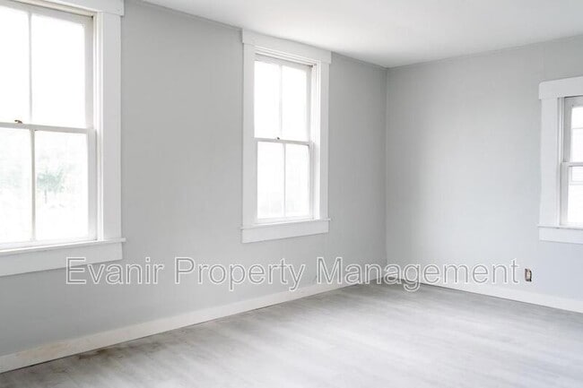 Building Photo - 126 N Walnut St