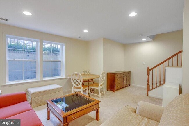 Building Photo - 216 Apricot St