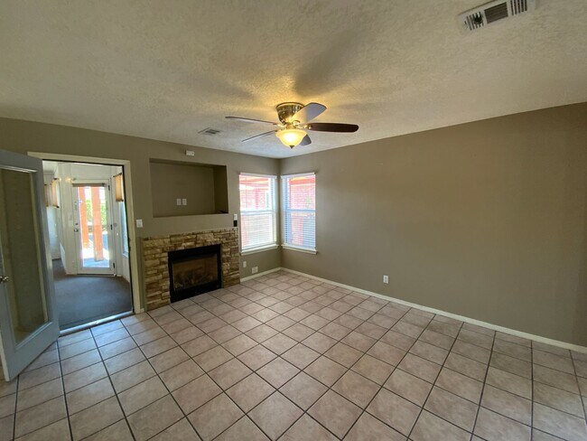 Building Photo - 3 Bedroom Home Available Near Golf Course ...