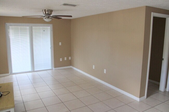 Building Photo - Updated Duplex unit