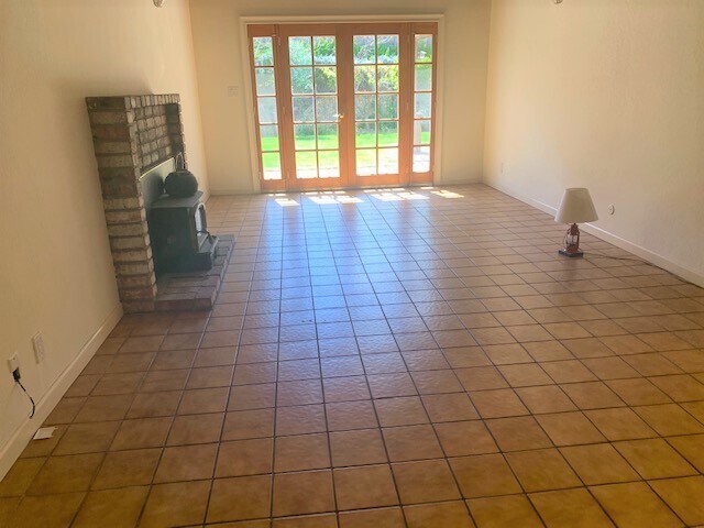Building Photo - Beautifully Remodeled Evergreen house - hardwood, granite, A/C, stainless - Dogs welcome